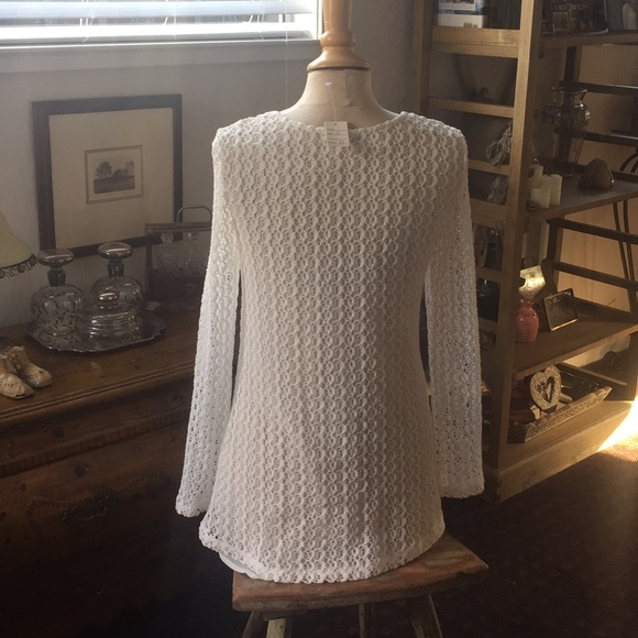 Gorgeous white crochet top with attached camisole - Picture 3 of 6